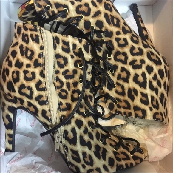 Brand New w/ Box Leopard print Ankle booties 8.5 - Picture 1 of 5